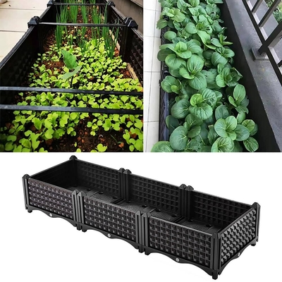 L'individu d'OEM arrosant le jardin en plastique augmenté enferme dans une boîte le planteur augmenté de jardin sur des roues