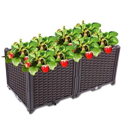 L'individu d'OEM arrosant le jardin en plastique augmenté enferme dans une boîte le planteur augmenté de jardin sur des roues